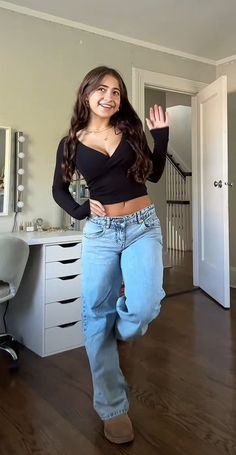 Jeans And Long Sleeve Shirt Outfits, Casual Basic Outfits, Low Rise Baggy Jeans Outfit, Boots Mini Skirt, Demetra Dias, Outfit Ideas Easy, Baggy Jeans Outfit