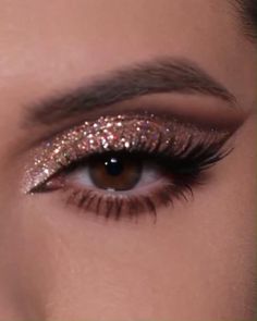 Champagne Glitter Eye Makeup Look Brown Eyes Glitter Makeup, Champagne Glam Makeup, Loose Glitter Makeup, How To Apply Glitter Eyeshadow, Angelic Eye Makeup, Glittery Makeup Ideas, Glittery Eyeshadow Looks, Champagne Eye Makeup, Glittery Eye Makeup Tutorial