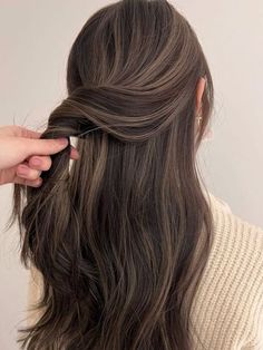 ash brown long wavy hair Ash Brown Hair Color, Brown Hair Looks, Ash Brown Hair, Brown Hair Inspo, Brunette Hair With Highlights, Hairstyles For Layered Hair, Hair With Highlights, Brown Hair Balayage, Highlights Brown Hair