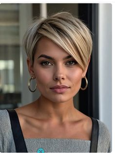 Blonde Pixie Bob Haircut, Long Asymmetrical Pixie, Angled Bob Haircuts 2024, Pixie Hair Styles, Short Inverted Bob Haircuts, Pixie Haircut Scarlett Johanson, Sleek Short Hair, Short Silver Hair, Crop Hair