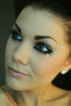 Hair Color For Brown Eyes, Make Carnaval, Rave Ideas, Festival Face, Eat Sleep Rave Repeat, Rave Makeup, Face Jewels, Beauty Make-up