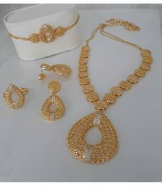 Arabic Gold Necklace Designs, Dubai Gold Jewelry, Bridal Jewellery Inspiration, Unique Gold Jewelry Designs, Gold Jewelry Set, Gold Bridal Jewellery, Bridal Jewellery Design, Gold Jewellry