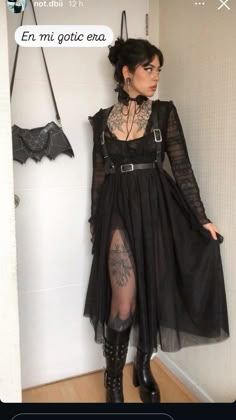 Feminine Alternative Outfits, Classy Gothic Outfits, Types Of Alternative Fashion, Modern Goth Fashion, Feminine Alt Outfits, Grunge Formal Outfit, Dark Romantic Outfit, Dark Beauty Fashion, Gothic Chic