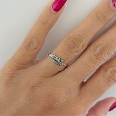 925 Sterling Silver Height: 5mm Finish: Oxidized Can Be Worn: On Multiple Fingers And Midi Ring Symbolizes: Strength And Growth Romantic Wedding Rings, Feather Ring Silver, Red Stone Ring, Diamond Heart Ring, Feather Ring, Beautiful Wedding Rings, White Sapphire Ring, Pattern Ring, Midi Ring