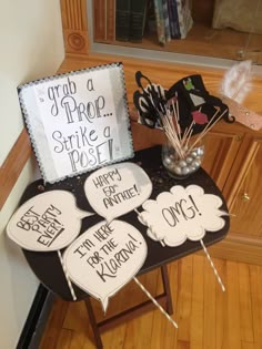 a table topped with cake toppers next to a sign that says happy new year