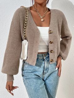 Talia Aesthetic, Khaki Cardigan Outfit, Cardigan Shirt Outfit, Beige Cardigan Outfit, Beige Sweater Outfit, Crop Cardigan Outfit, Cardigan Outfit Aesthetic, Khaki Cardigan, Outfit Cardigan