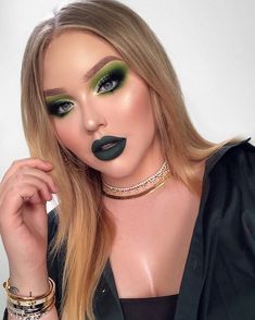 Poison Ivy makeup Nikkie Tutorial, Drag Make-up, Black Lipstick, Green Makeup, Beauty Make-up, Black Makeup, Makeup Eye Looks, Beauty Influencer, Make Up Looks