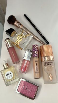 Koleksi Makeup, Makeup Bag Essentials, Makeup Help, Smink Inspiration, Makeup Needs, Lip Glosses, Makeup Obsession, Makeup Items, Makeup Essentials