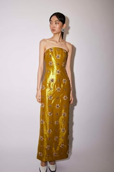 Fun Cocktail Dress, Non Dress Wedding Outfit Guest, Italian Wedding Dress Guest, Gold Dress Accessories Ideas, Cool Wedding Guest Outfit, Italian Wedding Guest Dress, Tafeta Dress, Strapless Dress Outfit, Flower Applique Dress