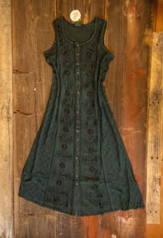 Vintage Button Down Dress, Layer Summer Outfits, Green Bohemian Button-up Dress, Fall Season Sleeveless Rayon Dress, Fall Sleeveless Rayon Dress, Bohemian Cotton Button-up Dresses, Sleeveless Rayon Dress For Fall, Bohemian Sleeveless Dress With Button Closure, Casual Embroidered Button-up Dress