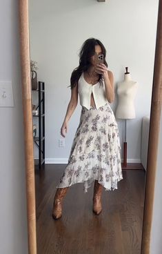 Garden Astethic Outfit, Summer Show Outfit, 80s Going Out Fashion, Outfit Ideas For California, Casual Business Party Outfit, Summer Drinking Outfit, Spring Outfits For Rainy Days, Spring Cowgirl Aesthetic, Mid Rise Outfit