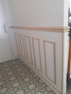 Un tutoriel complet pour réaliser un soubassement en bois de style haussmannien. Suivez pas à pas les étapes et donnez un supplément de style à votre intérieur.

#haussmannien #diysoubassement #tutosoubassement #moulure #soubassement #cimaise #vestibule Bungalow Hallway Ideas, Living Room Built Ins, Barber Shop Decor, Small Bathroom Vanities, Home Entrance Decor, Decor Home Living Room, House Entrance