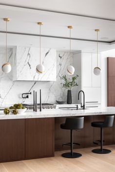 19+ Marble Look Porcelain Tile Backsplash ( DURABLE ) - Tiles Hood Cabinet, White Stone Backsplash, Black And White Backsplash, Modern Luxury Kitchen Design, Ceiling Hood, Modern Luxury Kitchen, Flat Panel Cabinets, Stone Backsplash