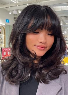 Cute 90s Hairstyles, 90s Layered Hair, 90s Hairstyles For Black Women, Wispy Bangs Hairstyles, Face Bangs, Hairstyles Retro, French Bangs, Bangs Wavy, Chubby Face Haircuts