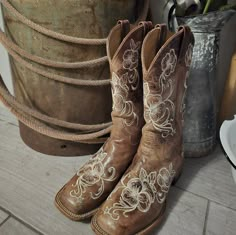 Brown Shyanne Cowgirl Boots With White Floral Stitching. Size: 7 Only Worn A Handful Of Times! Boots Mexican For Women, Cowgirl Boots Brown, Shyanne Boots, Brown Cowgirl Boots, Floral Stitching, Cute Cowgirl Boots, Flower Boots, Good Outfits, Cute Cowgirl