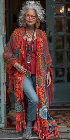 Grey Hair And Glasses, Hair And Glasses, Look Boho Chic, Mode Hippie, Over 60 Fashion, Stil Boho, Boho Style Outfits