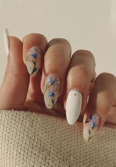 Blush Flower Nails, Minimal Floral Nail Art, Wildflower Wedding Nails For Bride, Forestry Nails, Difficult Nail Art, Scarlett Nails, Europe Nails Travel, Dainty Nail Designs, Europe Summer Nails