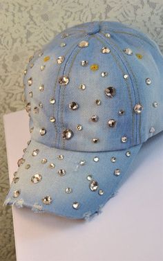 Bedazzled Hat, Bling Hats, Rock Clothes, Womens Ball Caps, Hats Ideas, Diy Hats, Bone Bordado, Rhinestone Outfit, Bling Things