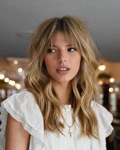 90s hairstyles blowout easy Medium Layered Haircuts With Bangs, Medium Layered Bob Haircuts, Choppy Layered Haircuts, Modern Shag Haircut, Layered Haircuts With Bangs, Wavy Hairstyles Medium, Medium Layered Haircuts, Medium Layered Hair, Medium Layered