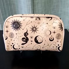 This Cute Galaxy Makeup Bag Has A Gold Zipper Closure. Covered In Cresent Moons, Stars, Snakes. Please Look At The Photos For Measurements And Message Me If You Have Any Questions. Galaxy Makeup, Alt Makeup, Small Makeup Bag, Gold Zipper, Cosmetic Bags, Blue Velvet, Snakes, Red Gold, Cosmetic Bag