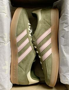 Funky Shoes, Shoe Inspo, Aesthetic Shoes, Swag Shoes, Mode Inspo, Green And Pink