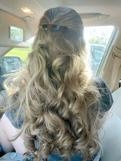 Slide Clip Hairstyles, Half Up Half Down Barrette, Aesthetic Hair Clip Hairstyles, Curled Hair With Clip, Messy Hairstyles Aesthetic, Heatless Curls Aesthetic, Little Clips Hairstyles, Barrette Clip Hairstyles, Wavy Styled Hair