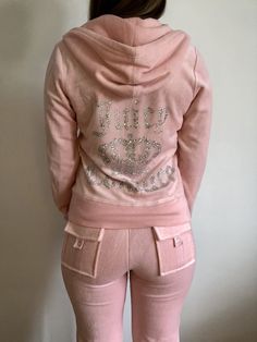 Juicy Couture Track Suit Aesthetic, Velvet Sweatsuit, 2000s Tracksuit, Juicy Couture Track Suit, Juicy Couture Clothes, Juicy Tracksuit, Mcbling Fashion, Vintage Tracksuit, Velvet Tracksuit