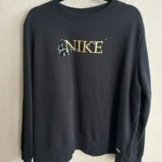 Super Cute Nike Lightweight Sweatshirt With The Cheetah Swoop, Gold Nike. Loose Fit Xxl. Nwot. Nike Black Cotton Sweatshirt, Nike Black Sweatshirt With Logo Print, Nike Black Graphic Print Sweatshirt, Retro Nike Sweatshirt, Nike Black Sweatshirt, Nike Tops Women, Gold Nike, Vintage Nike Sweatshirt, Trendy Sweater