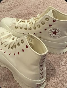 Converse With Heels, Cool Converse Designs, Types Of Converse, High Heel Converse, Valentines Converse, Converse High Heels, Converse Heels, Converse Cute, Heart Converse