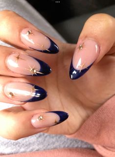 Dark Blue Starry Nails, New Years Nails Blue And Gold, Blue Black And Gold Nails, Light Blue Nails With Design Winter, Raven Nails Designs, Blue And Golden Nails, Blue Starry Nails, Blue And Gold Winter Nails, Navy Star Nails