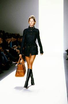 Kate Moss Early 90s, Gisele Runway, Runway Outfits 90s, 90’s Runway, Early 2000s Runway, Fashion Runway Aesthetic, 2000s Runway Fashion, Gisele Bundchen Style, Jeans Dress Outfit