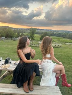 Cowgirl Friends Aesthetic, Dark Cowgirl Outfits, Farm Clothes Aesthetic, Aesthetic Country Outfits, Coquette Cowgirl Aesthetic, Nashville Winery, Cowgirl Aesthetic Party, Countryside Aesthetic Outfit, Cute Western Outfits Women