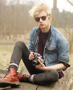 Quelques prescriptions de style pour adopter les Doc Martens homme Doc Martens Homme, Mens Inspo, Hipster Summer, Estilo Hipster, Doc Martens Outfit, Style Indie, 90s Fashion Grunge, Vintage Hipster, Outfits Hombre