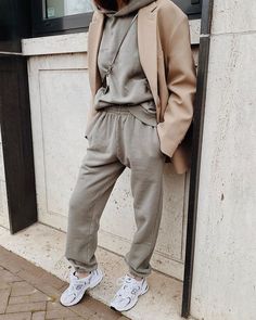 Outfit Sweatpants, Cute Airport Outfit, How To Wear Joggers, Sweatpants Outfits, Athleisure Trend, Sweatpants Outfit, Lounge Outfit, Legging Outfits