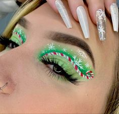 Christmas Eye Makeup Ideas Simple, Red And Green Makeup Looks, Grinch Eye Makeup, Christmas Eyeliner Looks, Winter Makeup Looks Natural, Christmas Makeup Art, Creative Christmas Makeup Looks, Cute Christmas Makeup, Christmas Makeup Looks Simple