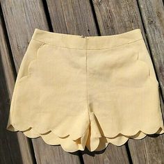 Fitted Bottoms With Scalloped Edges For Spring, Elegant Fitted Shorts For Spring, Chic Knee-length Fitted Shorts, Fitted Summer Bottoms Knee-length, Fitted Knee-length Shorts For Day Out, Elegant Ruffled Fitted Shorts, Chic Fitted Yellow Shorts, Elegant Fitted Summer Shorts, Fitted Elegant Shorts For Day Out