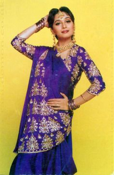 Madhuri Dixit Saree, 90s Bollywood Actress, Bollywood Beautiful, Bridal Lehenga Red, 90s Bollywood, Bollywood Outfits, Vintage Bollywood, Madhuri Dixit, Party Wear Indian Dresses