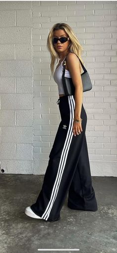 Adidas Oversized Pants, Track Suit Pants Outfits, Feminine Sporty Outfits, Adidas Pants Outfit Fashion, Track Pants Outfit Women, Walk Outfits, Style Adidas Pants, Adidas Track Pants Outfit, Outfit Ideas Sporty