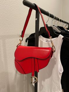 Looking for the best handbag option that fits your style and personality? In this guide, you’ll find the best tips for shopping for the right handbag and latest trends. Read the blog for more luxury handbags and designer handbags trends! Timeless Handbags, Handbag Outfit, Heavy Bags