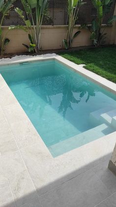 Piscina revestida con cerámica blanca de gresmanc, modelo White Stone Small Pool Ideas Backyard, White Travertine Pool Deck, Pool Color Ideas, Small Garden Pool, Build A Pool, Piscinas Pequeñas, Small Backyard Pool Ideas, Ideas De Piscina, Small Backyard Pool