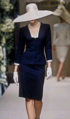 First Lady Outfits, Balmain Haute Couture, Lady Outfits, English Project, Chic Outfits Classy, Fashion Gone Rouge, Runway Gowns, Original Supermodels, Sophisticated Outfits