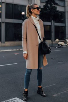 Comfy Winter Fashion, Trendy Outfits 2020, Winter Outfits 2020, Beanie Outfit, Fall Fashion Coats, Tan Coat, Look Retro, Coat Outfit