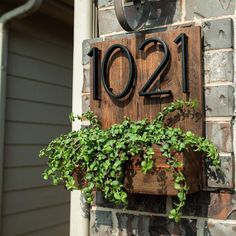 Wood House Number Sign With Planter, Address Flower Box Diy, House Number Planter Box Diy, Address Planter Box Diy, Front Door Number Ideas, Diy Address Sign Ideas, Wood Address Sign Outdoor, Address Sign Ideas, Diy House Number Sign