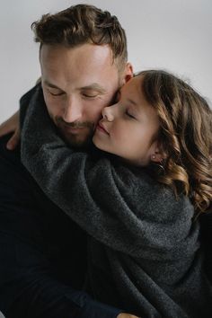 Mom Daughter Photography, Father Daughter Photos, Studio Family Portraits, Father Daughter Photography, Family Picture Poses, Photoshoot Studio, Studio Photoshoot, Foto Poses, Family Posing