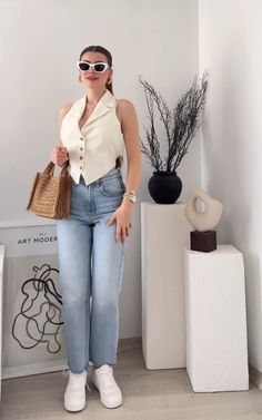 #fashion #fashion Look Todo Jeans, Waistcoat And Jeans Outfit, Outfits Con Mon Jeans, Mon Jeans Outfits, White Jean Outfits, Waistcoat Outfit Women, Casual Elegant Outfits, Outfits Bonitos, Casual Oufits