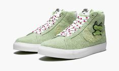 The Frog x Nike SB Blazer Mid is a special edition of the classic mid-top skate shoe in collaboration with Frog Skateboards.  The thoroughly unique look for the Blazer Mid features a brushed suede upper in light green with a chenille frog patch peeking out over each lateral Swoosh, while “frog” is found on each heel.  Ladybugs cover the laces, and a single ladybug appears on the rear of each midsole.  The playful look is on par with Frog’s aesthetic for their skate deck graphics and apparel.  Th Nike Sb Zoom Blazer Mid, Nike Sb Blazer, Nike Sb Zoom, Dr Shoes, Men With Street Style, Skateboard Art, Blazer Mid, Swag Shoes, Sportswear Brand