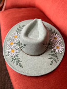 Cowboy Hat Decorations Ideas, Burned Hats, Country Glam, Hat Burning, Glam Boho, Hat Art, Country Stuff