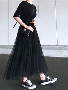 11 Must Have Items For An Edgy Fashion Style Rok Outfit, Tule Rok, Gonna In Tulle, Converse Outfits, Long Skirt Fashion, Long Skirt Outfits, Autumn Look, Outfit Chic, Black Pleated Skirt