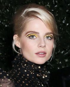 Eyeliner Glitter, Lucy Boynton, Red Carpet Beauty