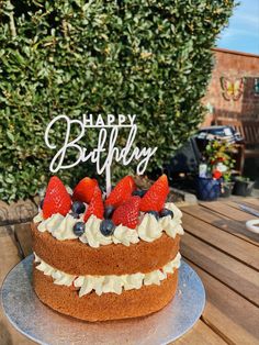 Vanilla sponge cake with buttercream, blueberries and strawberries. With a white happy birthday cake topper. Victoria Sponge Cake Decoration Birthday, Simple Two Layer Cake, Victoria Sponge Birthday Cake, Birthday Cake Fruit Decoration, Victoria Sponge Cake Decoration, Sponge Fruit Cake, Cake Decorating Fruit, Birthday Cake With Fruit, Cake Fruit Decoration